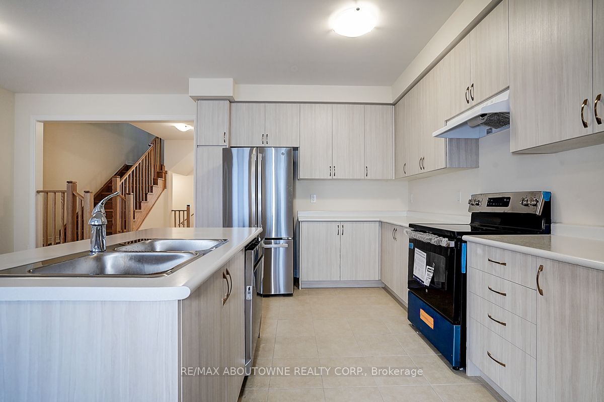 3175 Crystal Drive, Oakville ‣ W14111898 3175 Crystal Drive, Oakville ‣ W14111898