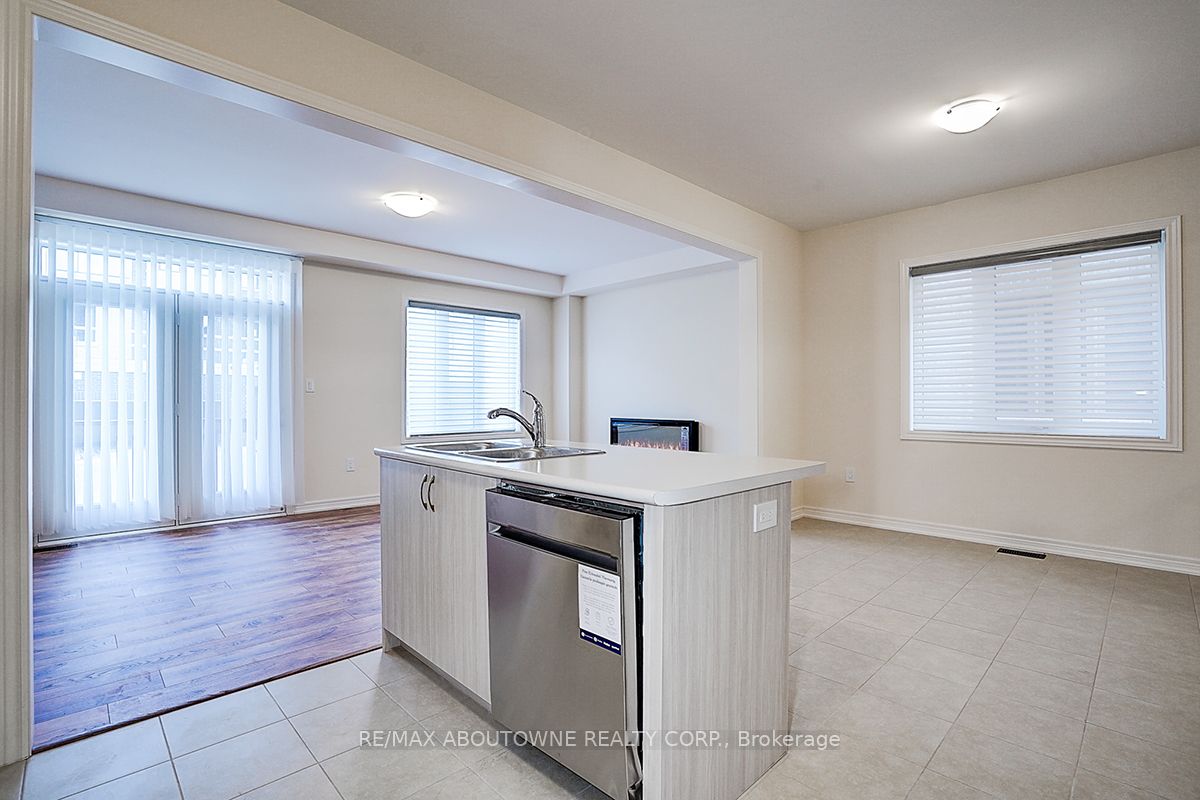 3175 Crystal Drive, Oakville ‣ W14111898 3175 Crystal Drive, Oakville ‣ W14111898