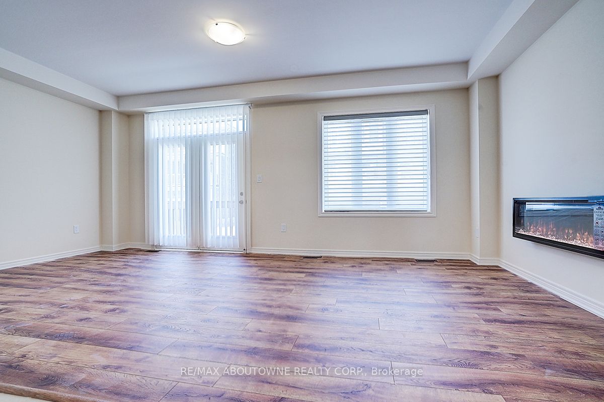 3175 Crystal Drive, Oakville ‣ W14111898 3175 Crystal Drive, Oakville ‣ W14111898