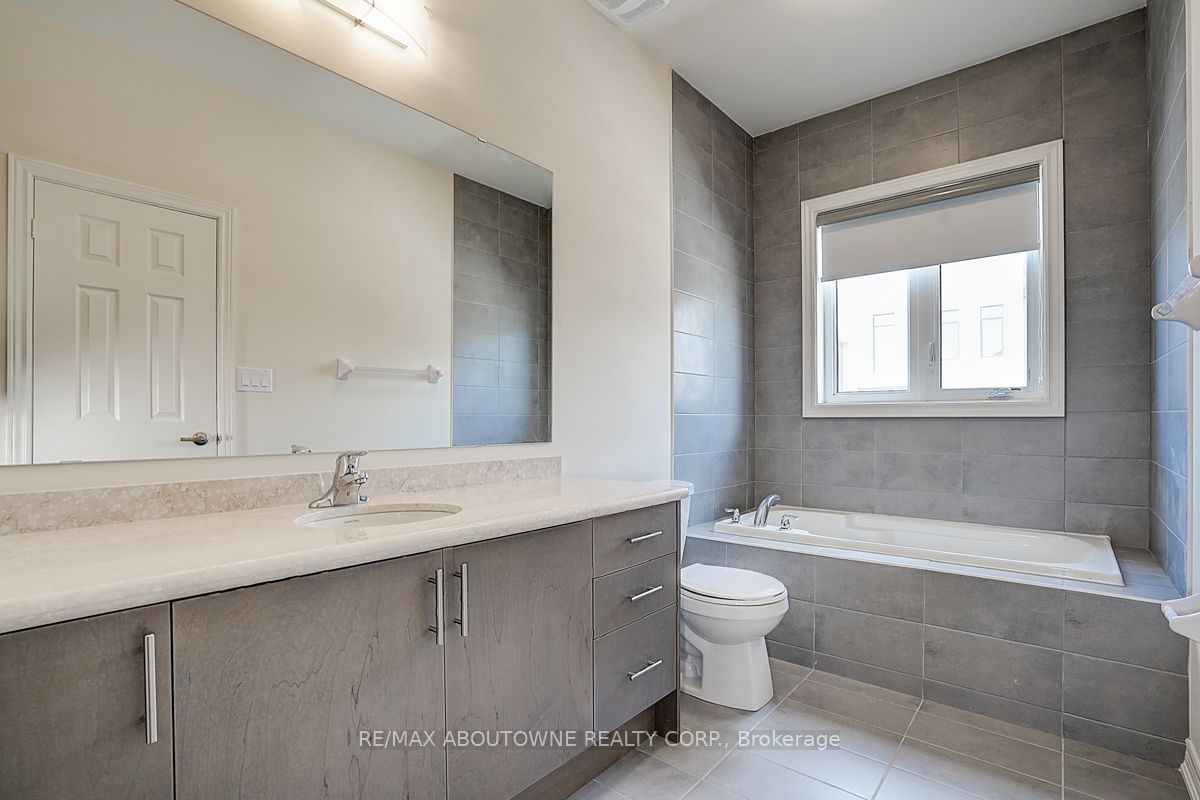 3175 Crystal Drive, Oakville ‣ W14111898 3175 Crystal Drive, Oakville ‣ W14111898