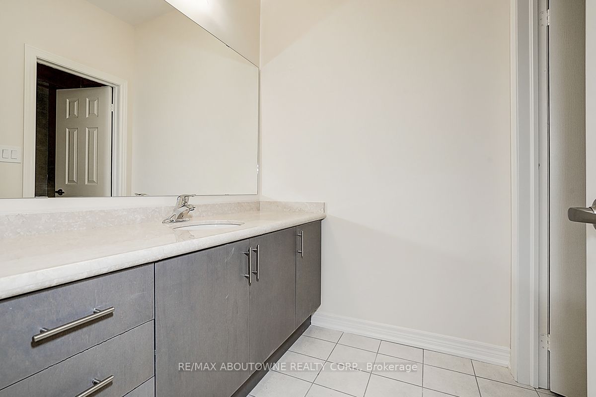 3175 Crystal Drive, Oakville ‣ W14111898 3175 Crystal Drive, Oakville ‣ W14111898