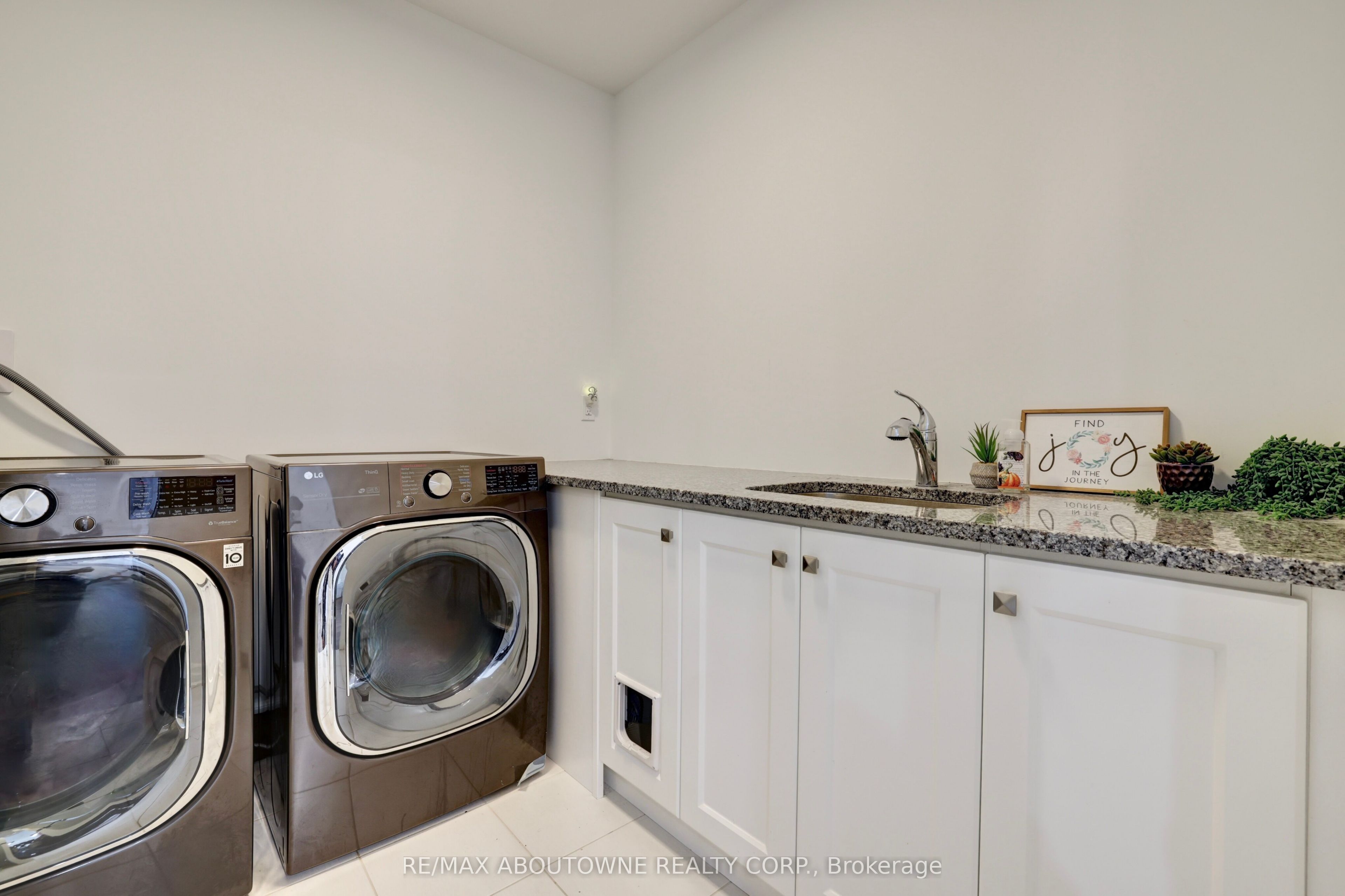 1416 Ford Strathy Crescent, Oakville ‣ W14114612 1416 Ford Strathy Crescent, Oakville ‣ W14114612