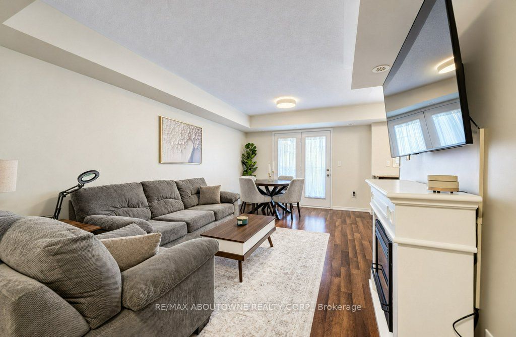 15 – 2480 Post Road, Oakville ‣ W14116292 15 – 2480 Post Road, Oakville ‣ W14116292