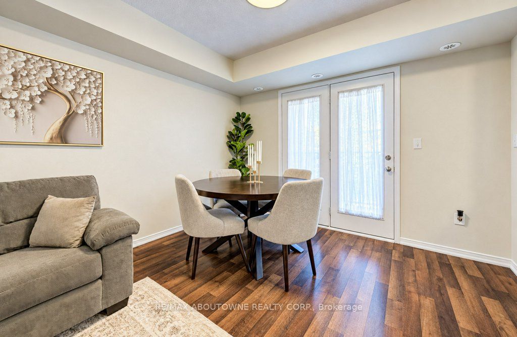 15 – 2480 Post Road, Oakville ‣ W14116292 15 – 2480 Post Road, Oakville ‣ W14116292