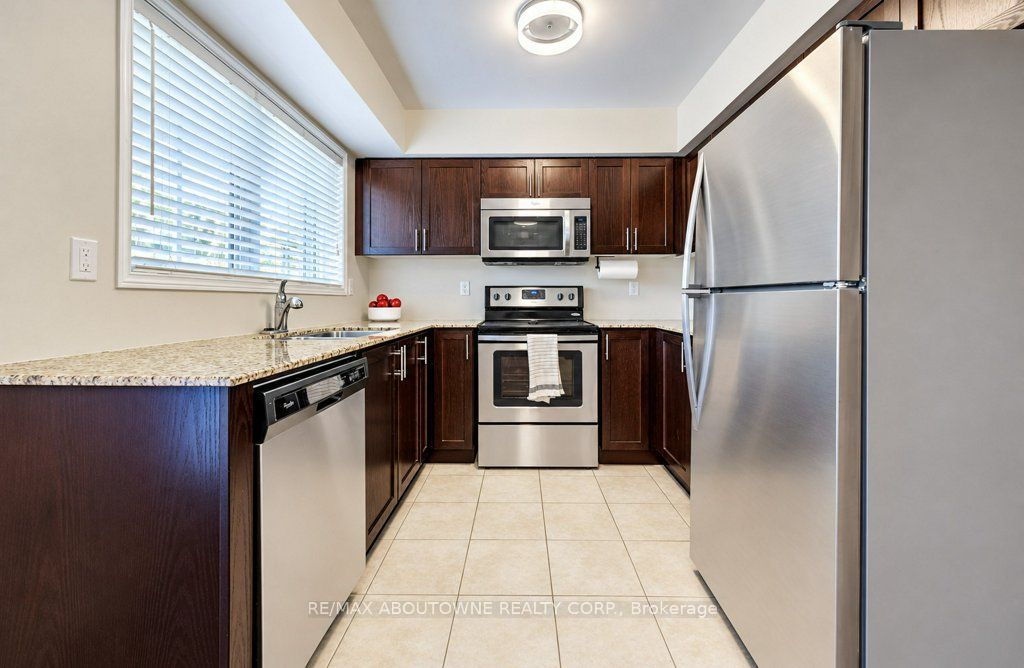 15 – 2480 Post Road, Oakville ‣ W14116292 15 – 2480 Post Road, Oakville ‣ W14116292