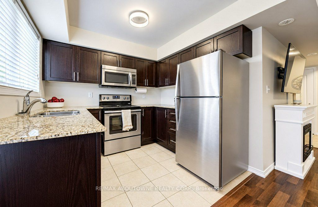 15 – 2480 Post Road, Oakville ‣ W14116292 15 – 2480 Post Road, Oakville ‣ W14116292