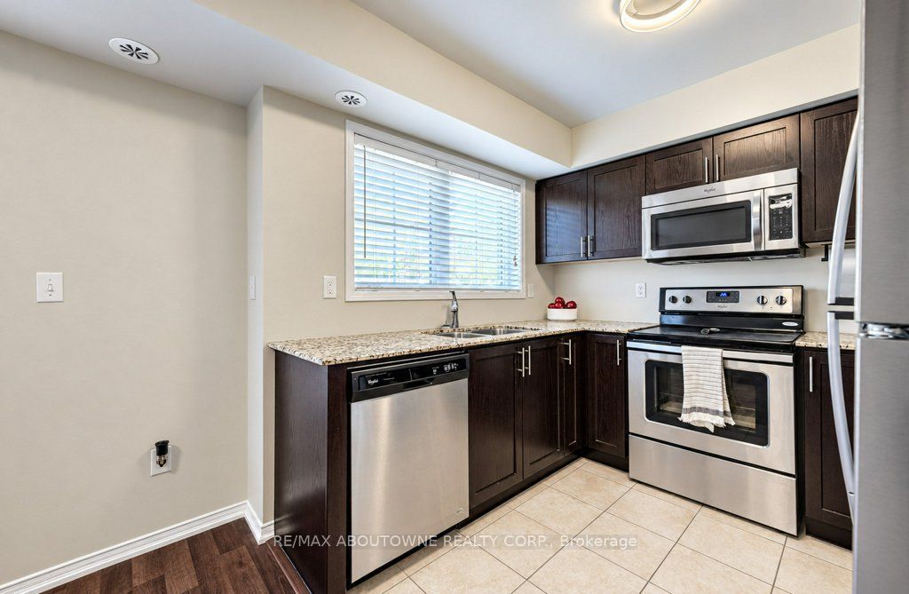 15 – 2480 Post Road, Oakville ‣ W14116292 15 – 2480 Post Road, Oakville ‣ W14116292