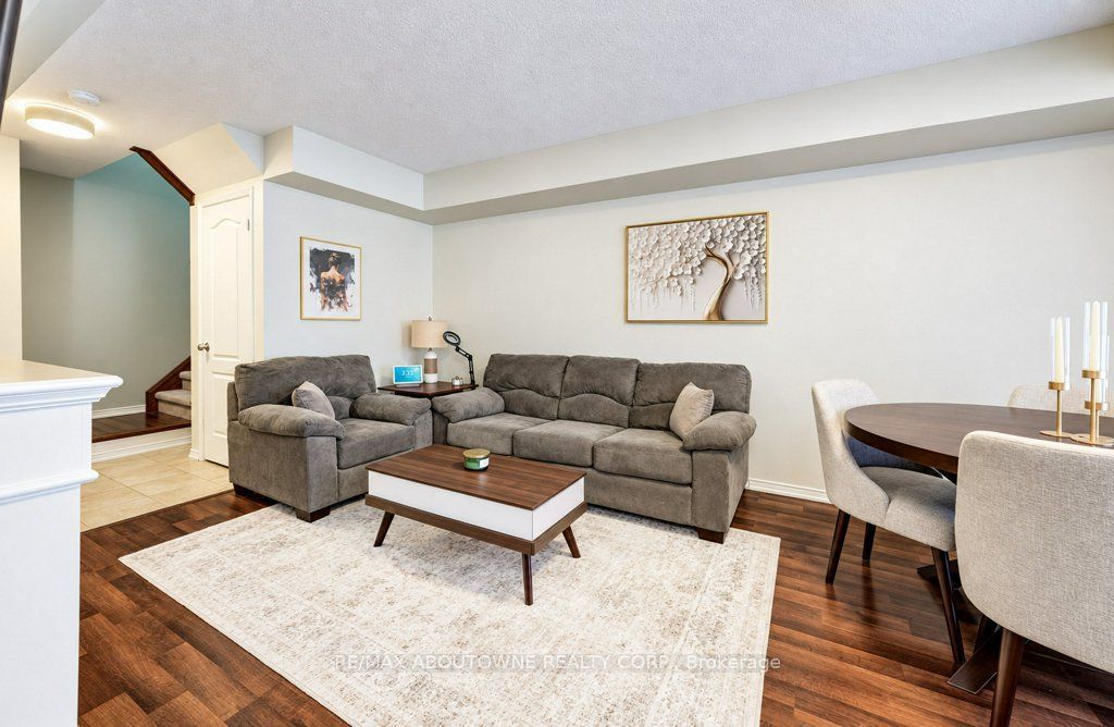 15 – 2480 Post Road, Oakville ‣ W14116292 15 – 2480 Post Road, Oakville ‣ W14116292