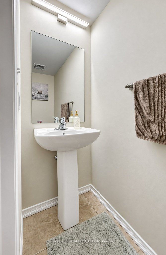 15 – 2480 Post Road, Oakville ‣ W14116292 15 – 2480 Post Road, Oakville ‣ W14116292