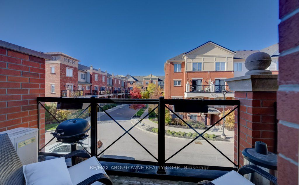 15 – 2480 Post Road, Oakville ‣ W14116292 15 – 2480 Post Road, Oakville ‣ W14116292