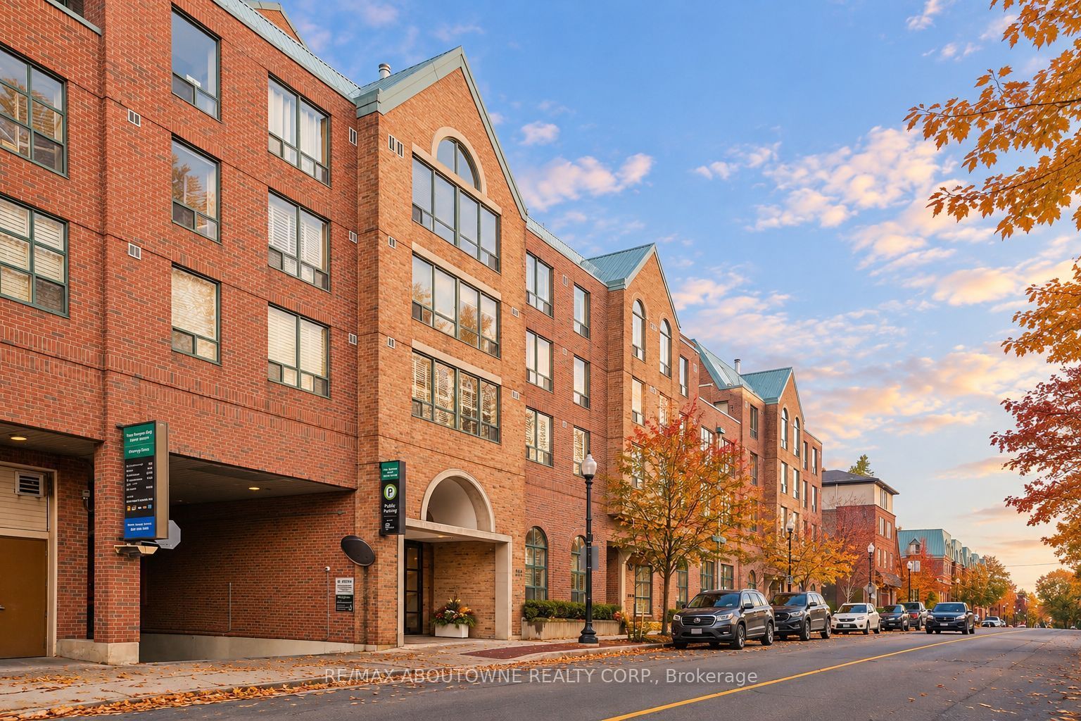 15 – 221 Robinson Street, Oakville