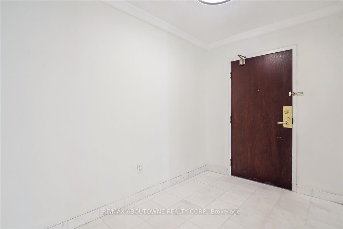 15 – 221 Robinson Street, Oakville ‣ W14117776 15 – 221 Robinson Street, Oakville ‣ W14117776