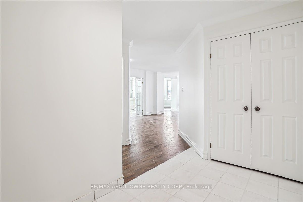15 – 221 Robinson Street, Oakville ‣ W14117776 15 – 221 Robinson Street, Oakville ‣ W14117776