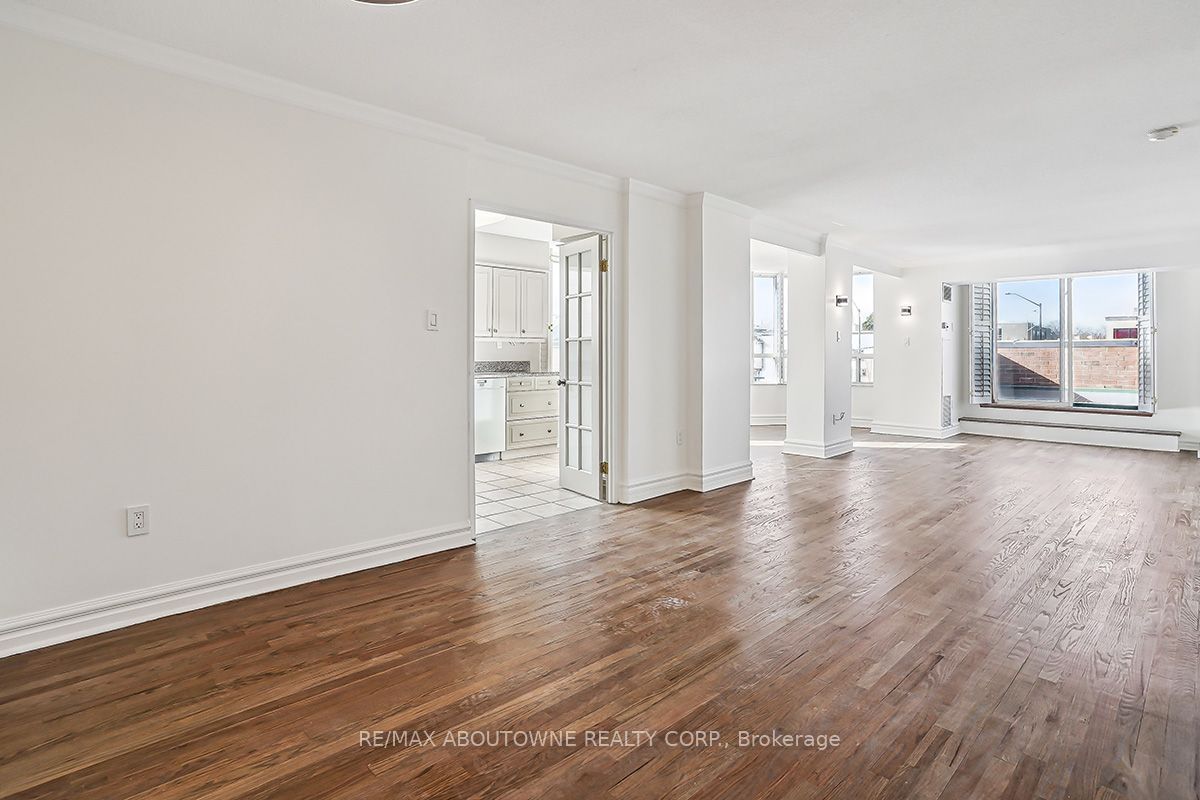 15 – 221 Robinson Street, Oakville ‣ W14117776 15 – 221 Robinson Street, Oakville ‣ W14117776