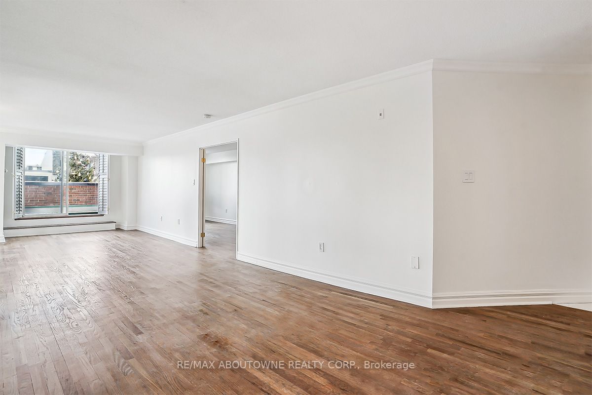 15 – 221 Robinson Street, Oakville ‣ W14117776 15 – 221 Robinson Street, Oakville ‣ W14117776