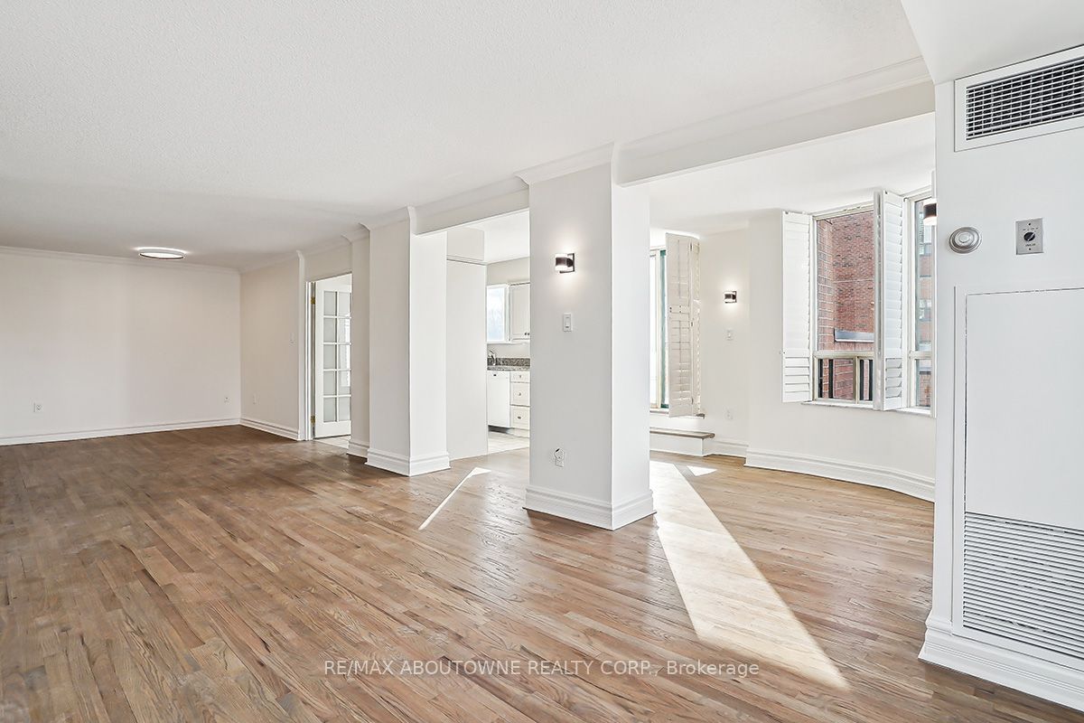 15 – 221 Robinson Street, Oakville ‣ W14117776 15 – 221 Robinson Street, Oakville ‣ W14117776