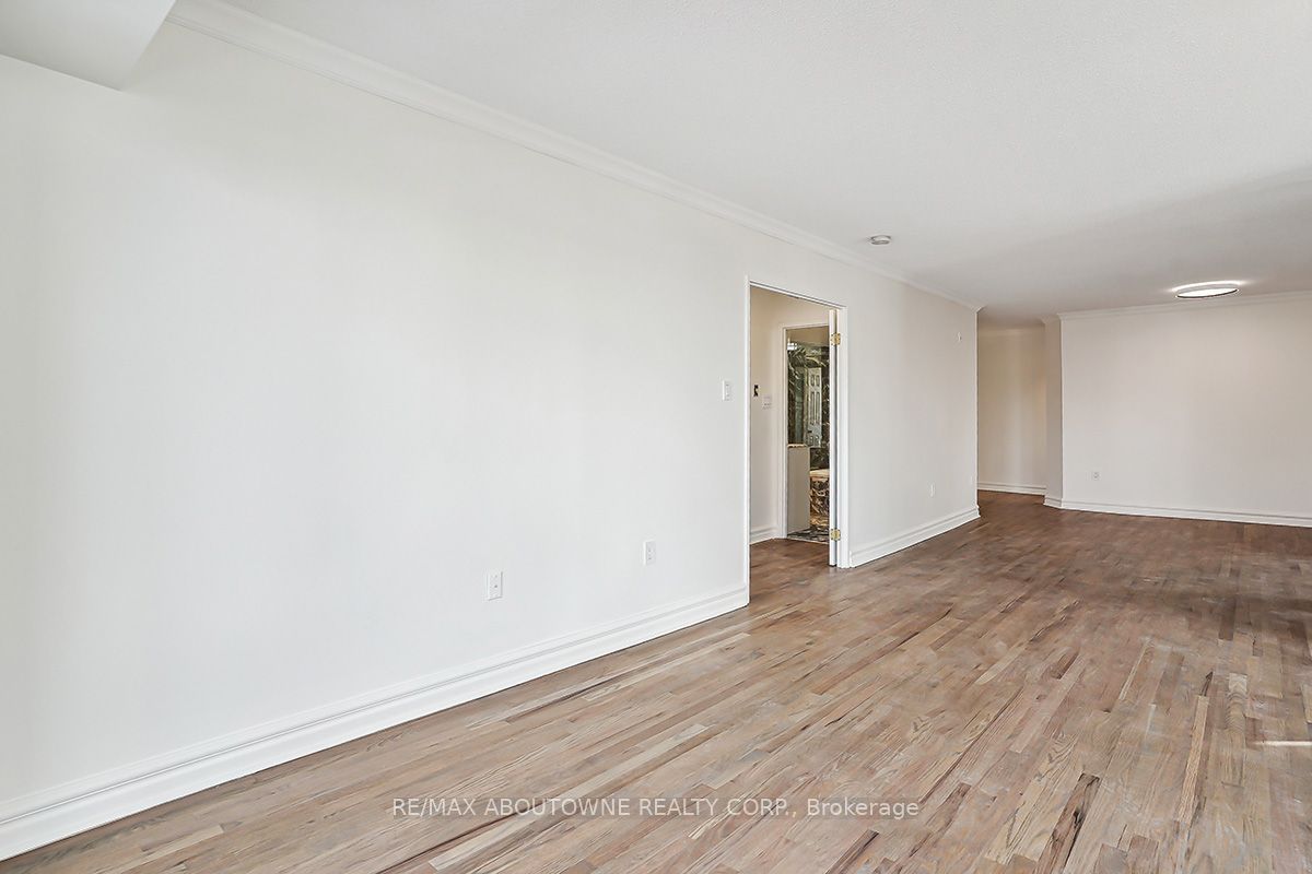15 – 221 Robinson Street, Oakville ‣ W14117776 15 – 221 Robinson Street, Oakville ‣ W14117776