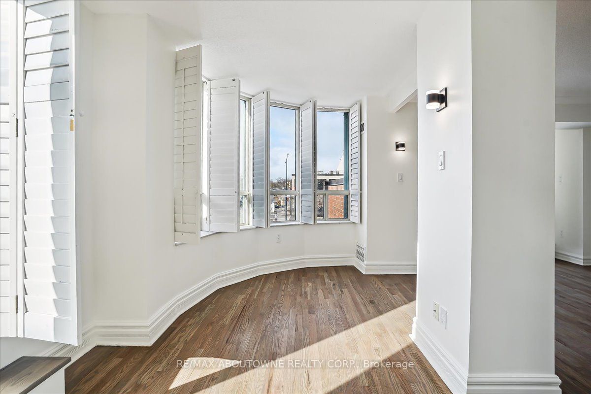 15 – 221 Robinson Street, Oakville ‣ W14117776 15 – 221 Robinson Street, Oakville ‣ W14117776