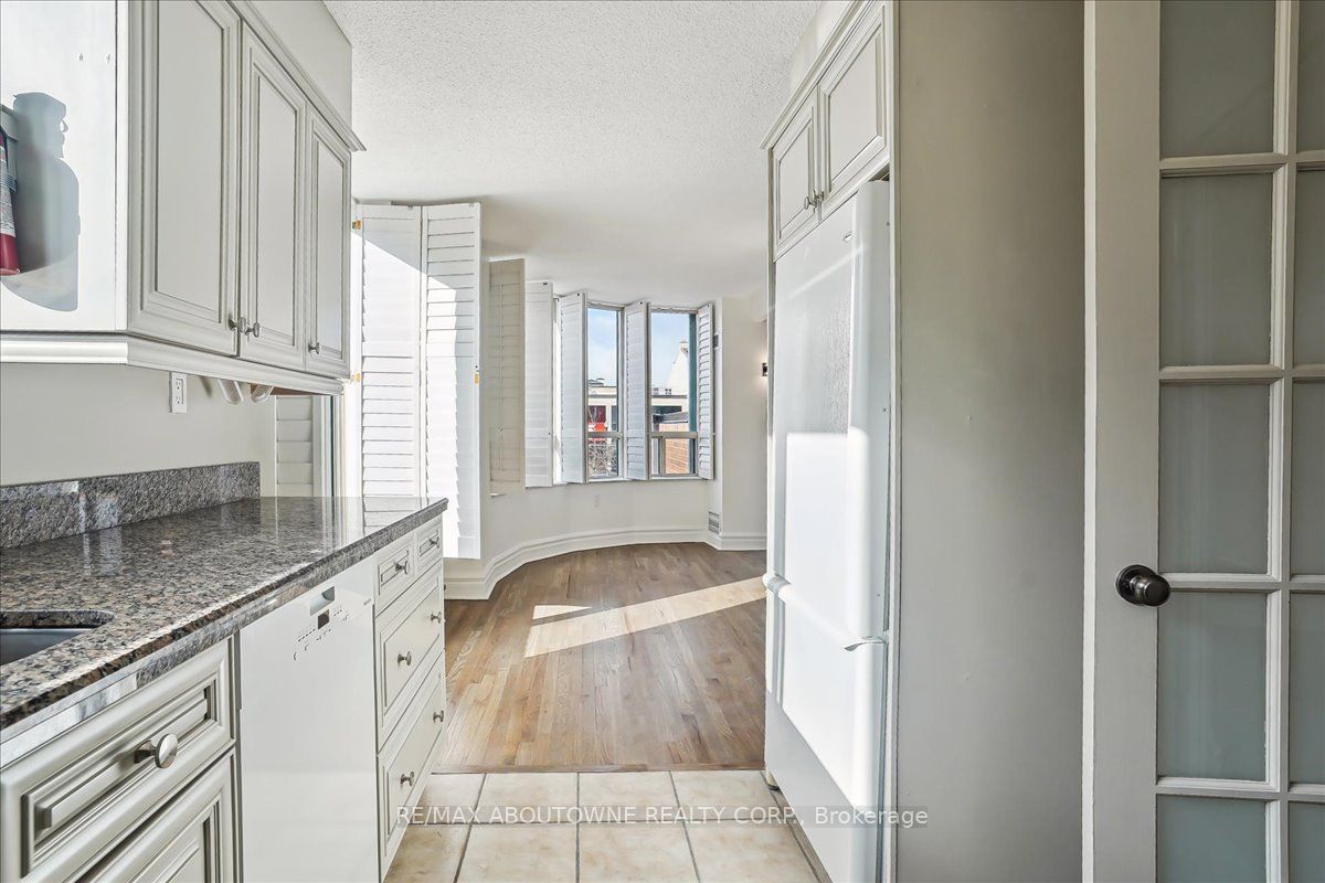 15 – 221 Robinson Street, Oakville ‣ W14117776 15 – 221 Robinson Street, Oakville ‣ W14117776