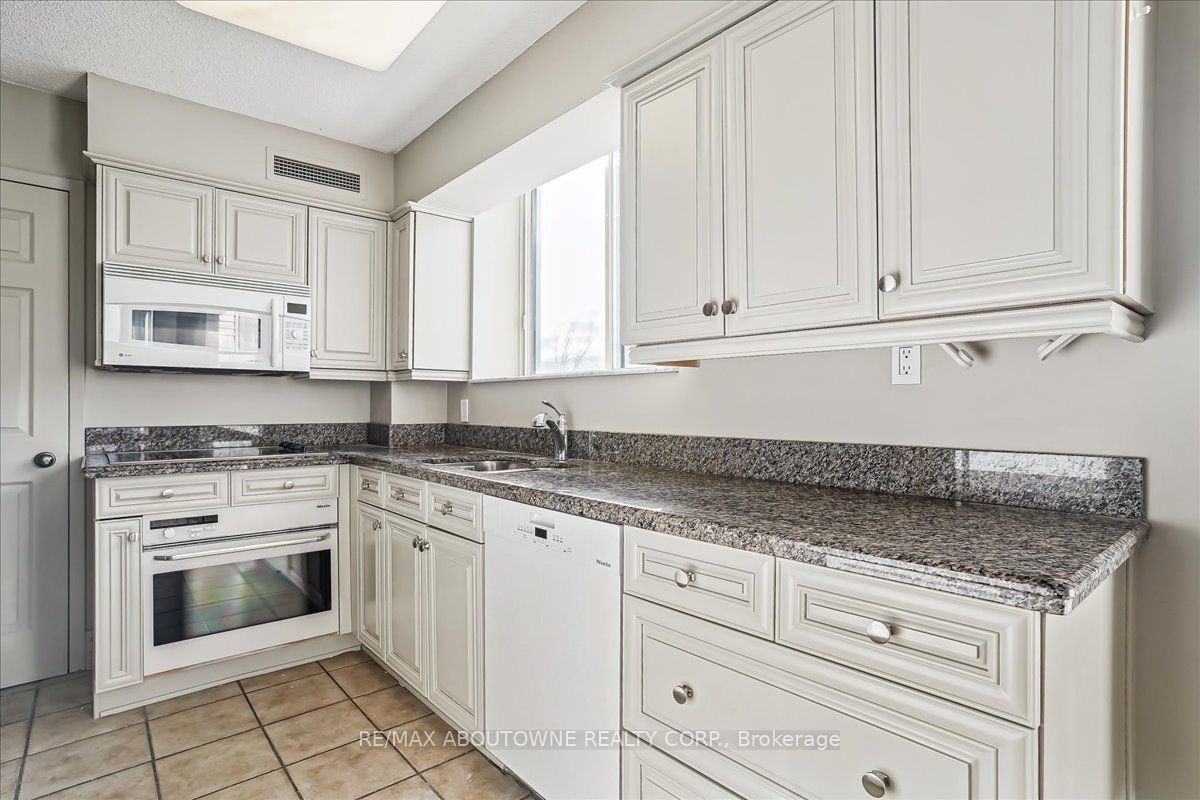 15 – 221 Robinson Street, Oakville ‣ W14117776 15 – 221 Robinson Street, Oakville ‣ W14117776