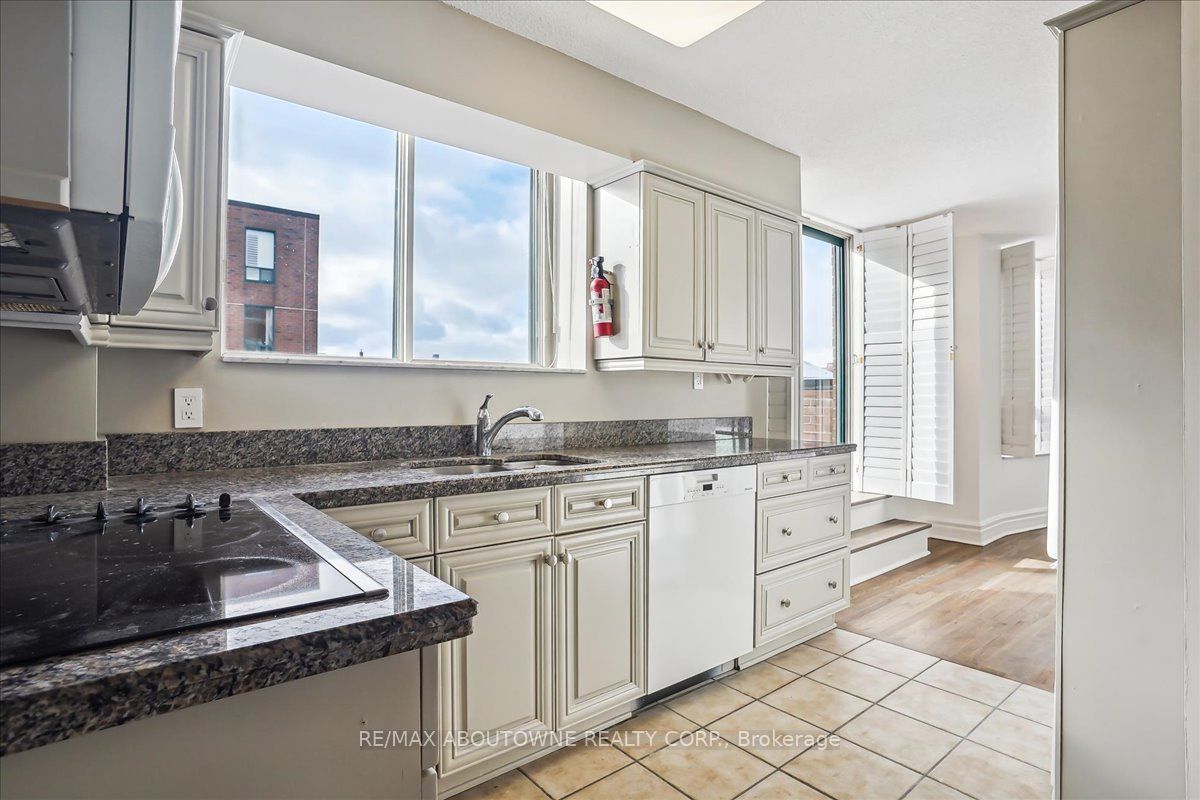 15 – 221 Robinson Street, Oakville ‣ W14117776 15 – 221 Robinson Street, Oakville ‣ W14117776