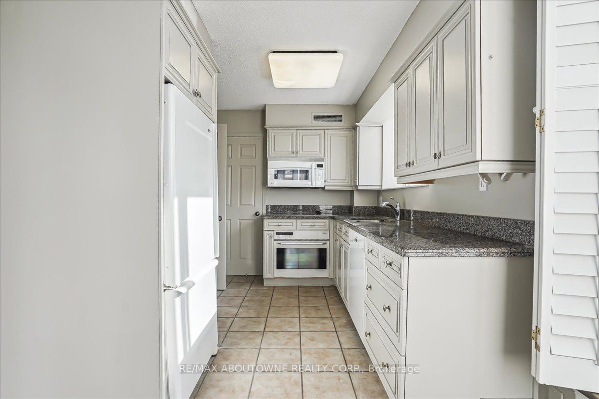 15 – 221 Robinson Street, Oakville ‣ W14117776 15 – 221 Robinson Street, Oakville ‣ W14117776
