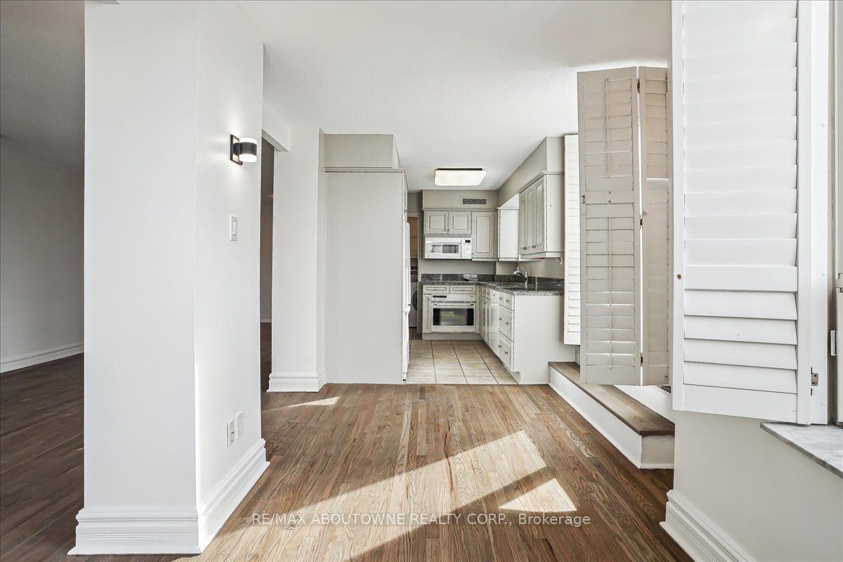 15 – 221 Robinson Street, Oakville ‣ W14117776 15 – 221 Robinson Street, Oakville ‣ W14117776