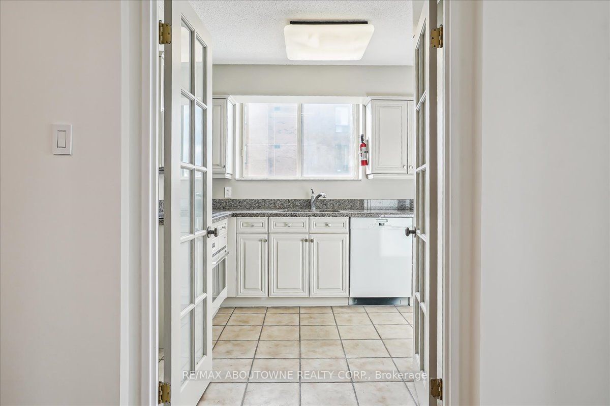 15 – 221 Robinson Street, Oakville ‣ W14117776 15 – 221 Robinson Street, Oakville ‣ W14117776