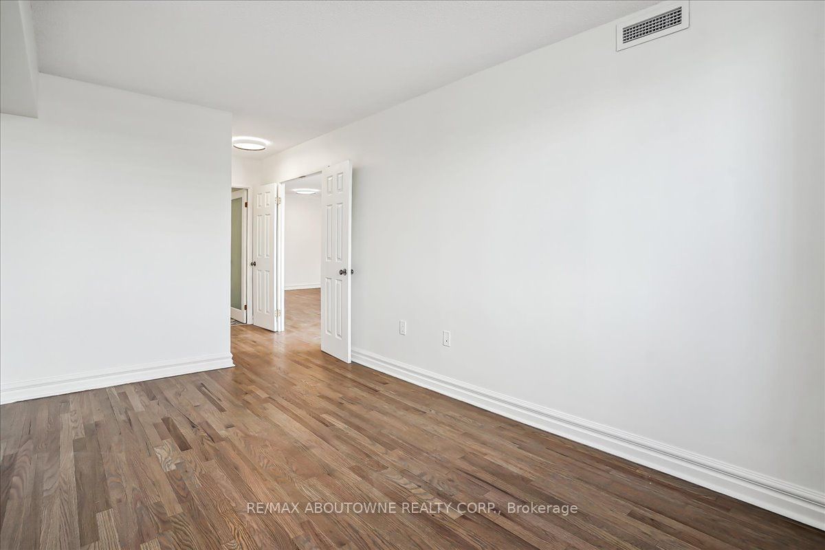 15 – 221 Robinson Street, Oakville ‣ W14117776 15 – 221 Robinson Street, Oakville ‣ W14117776