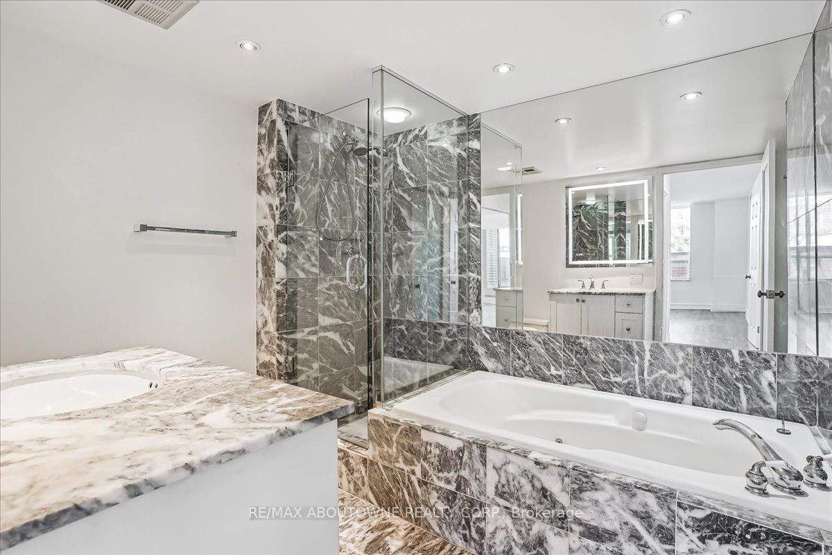 15 – 221 Robinson Street, Oakville ‣ W14117776 15 – 221 Robinson Street, Oakville ‣ W14117776