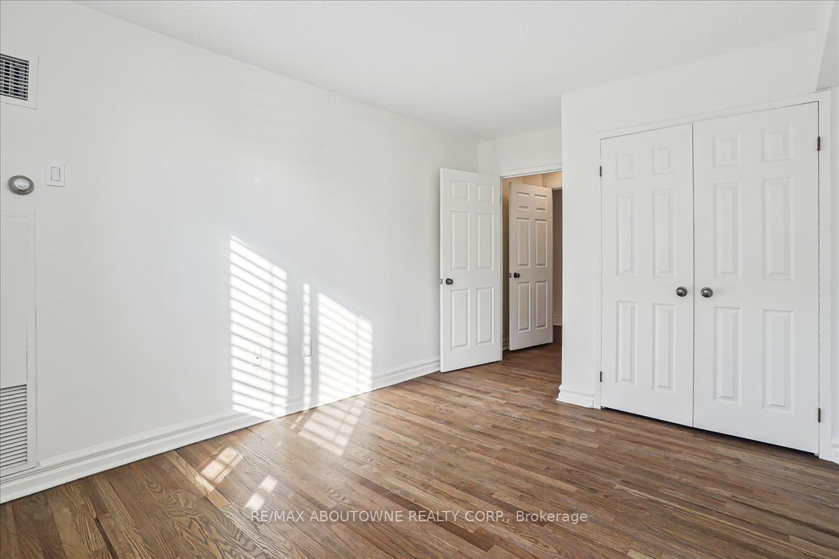 15 – 221 Robinson Street, Oakville ‣ W14117776 15 – 221 Robinson Street, Oakville ‣ W14117776