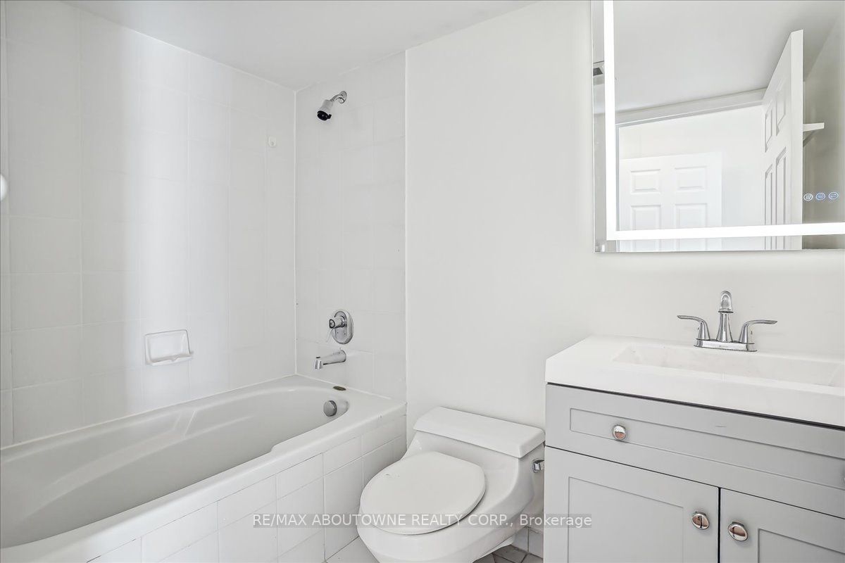 15 – 221 Robinson Street, Oakville ‣ W14117776 15 – 221 Robinson Street, Oakville ‣ W14117776
