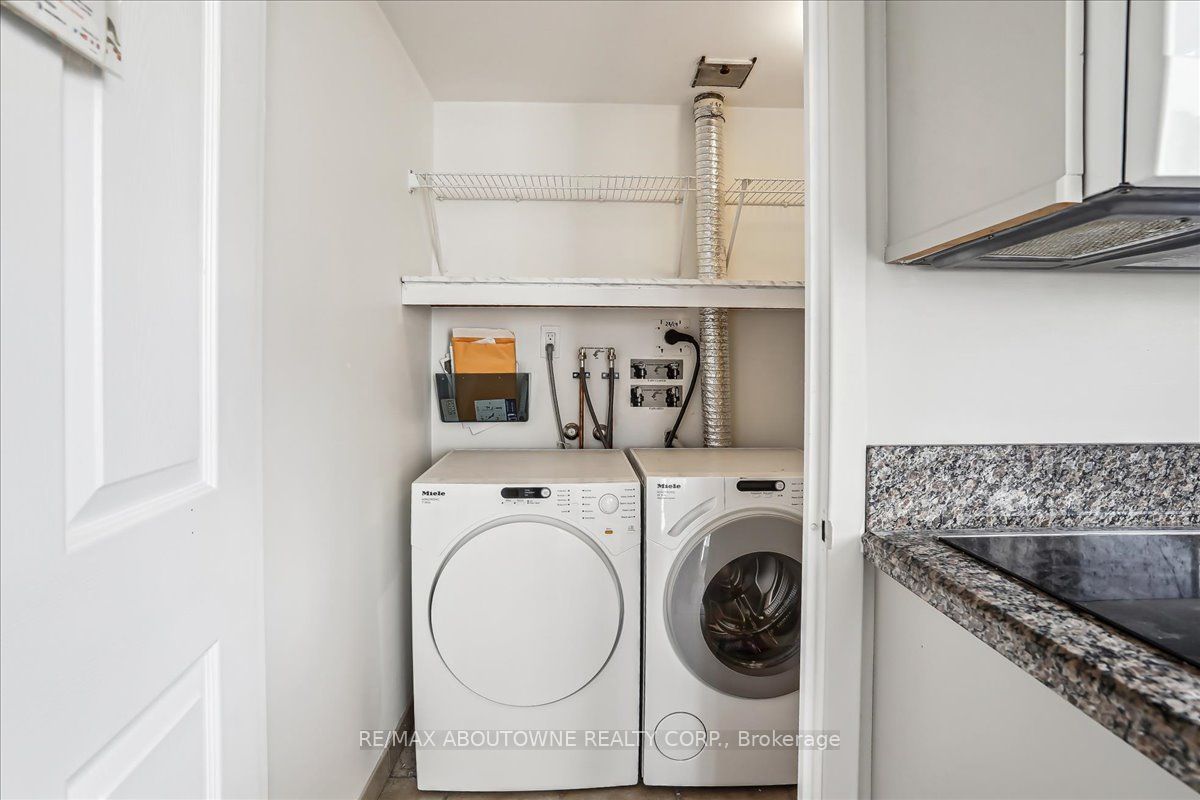 15 – 221 Robinson Street, Oakville ‣ W14117776 15 – 221 Robinson Street, Oakville ‣ W14117776