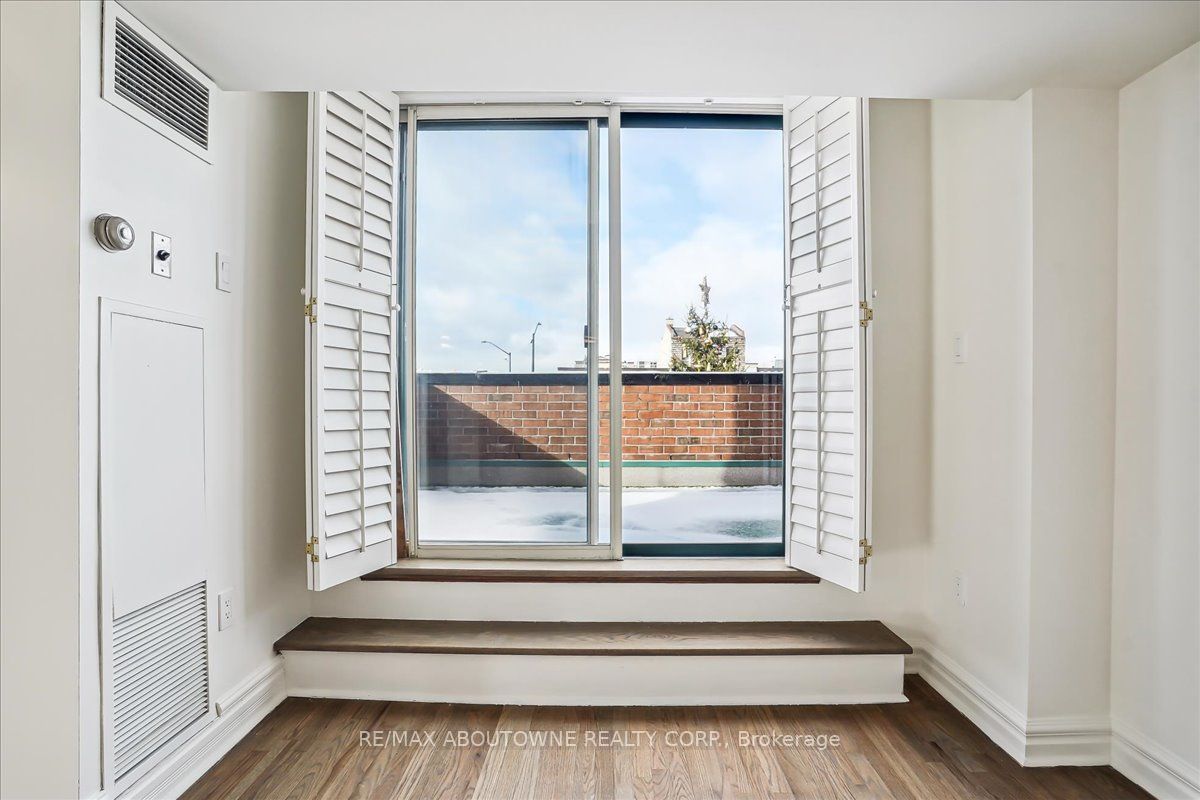 15 – 221 Robinson Street, Oakville ‣ W14117776 15 – 221 Robinson Street, Oakville ‣ W14117776