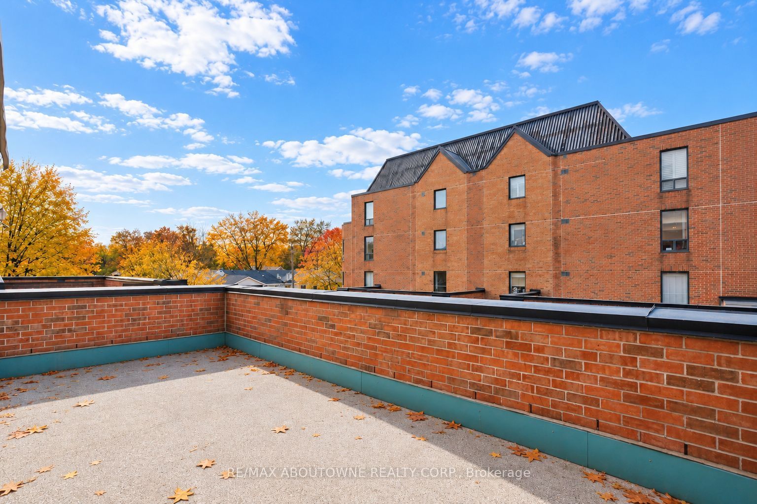 15 – 221 Robinson Street, Oakville ‣ W14117776 15 – 221 Robinson Street, Oakville ‣ W14117776