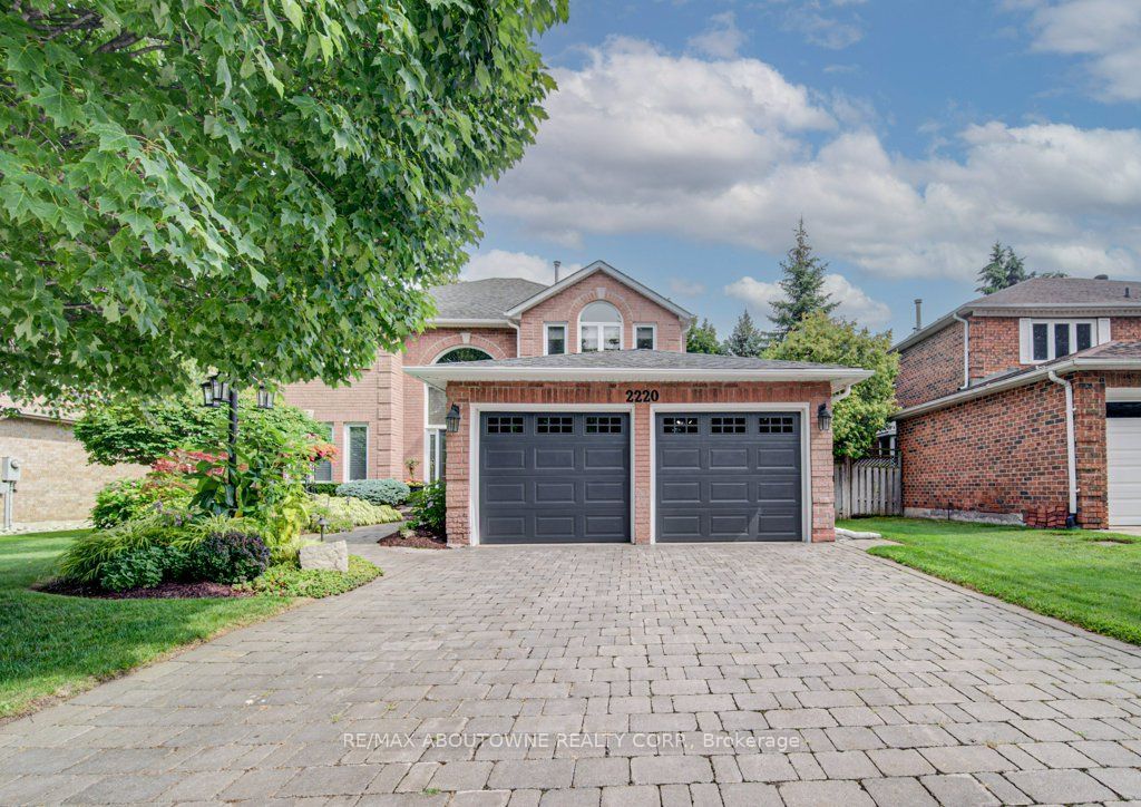 2220 Dunvegan Avenue, Oakville