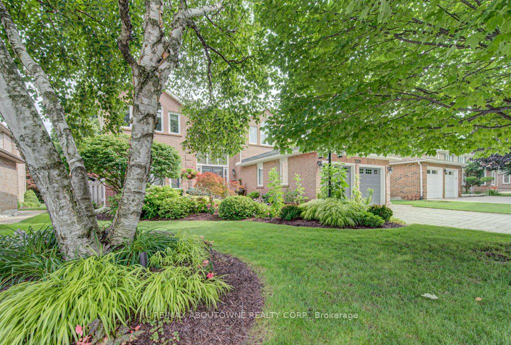 2220 Dunvegan Avenue, Oakville ‣ W14118320 2220 Dunvegan Avenue, Oakville ‣ W14118320