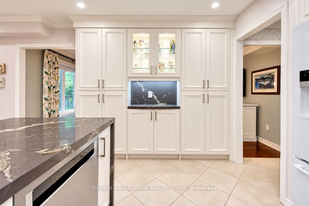 2220 Dunvegan Avenue, Oakville ‣ W14118320 2220 Dunvegan Avenue, Oakville ‣ W14118320