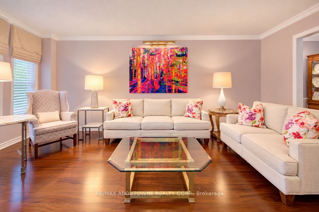 2220 Dunvegan Avenue, Oakville ‣ W14118320 2220 Dunvegan Avenue, Oakville ‣ W14118320