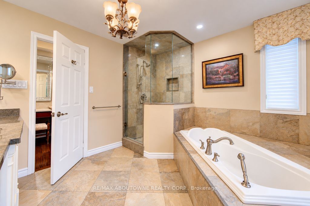 2220 Dunvegan Avenue, Oakville ‣ W14118320 2220 Dunvegan Avenue, Oakville ‣ W14118320