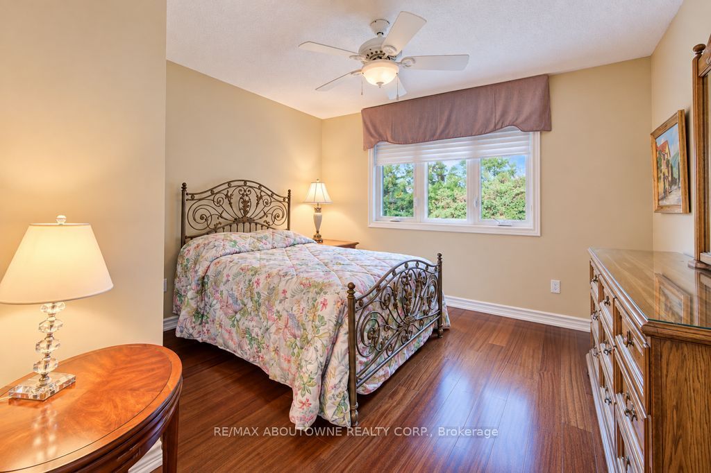 2220 Dunvegan Avenue, Oakville ‣ W14118320 2220 Dunvegan Avenue, Oakville ‣ W14118320
