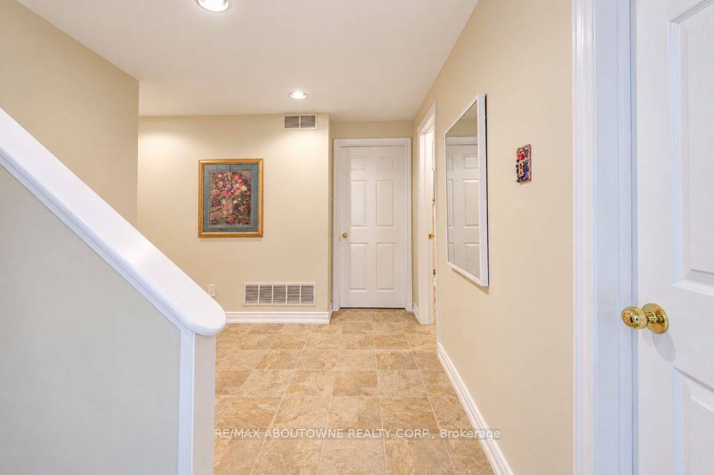 2220 Dunvegan Avenue, Oakville ‣ W14118320 2220 Dunvegan Avenue, Oakville ‣ W14118320