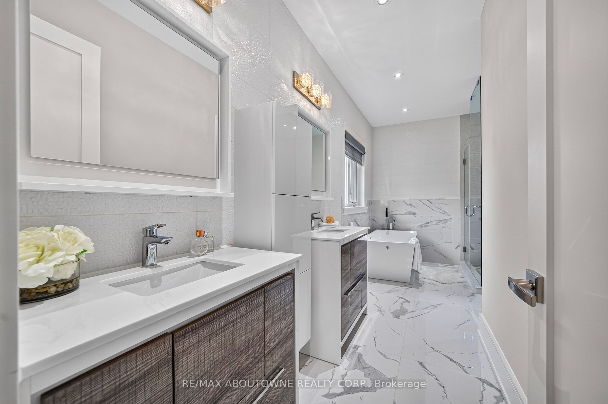 408 Seabourne Drive, Oakville ‣ W14122148 408 Seabourne Drive, Oakville ‣ W14122148