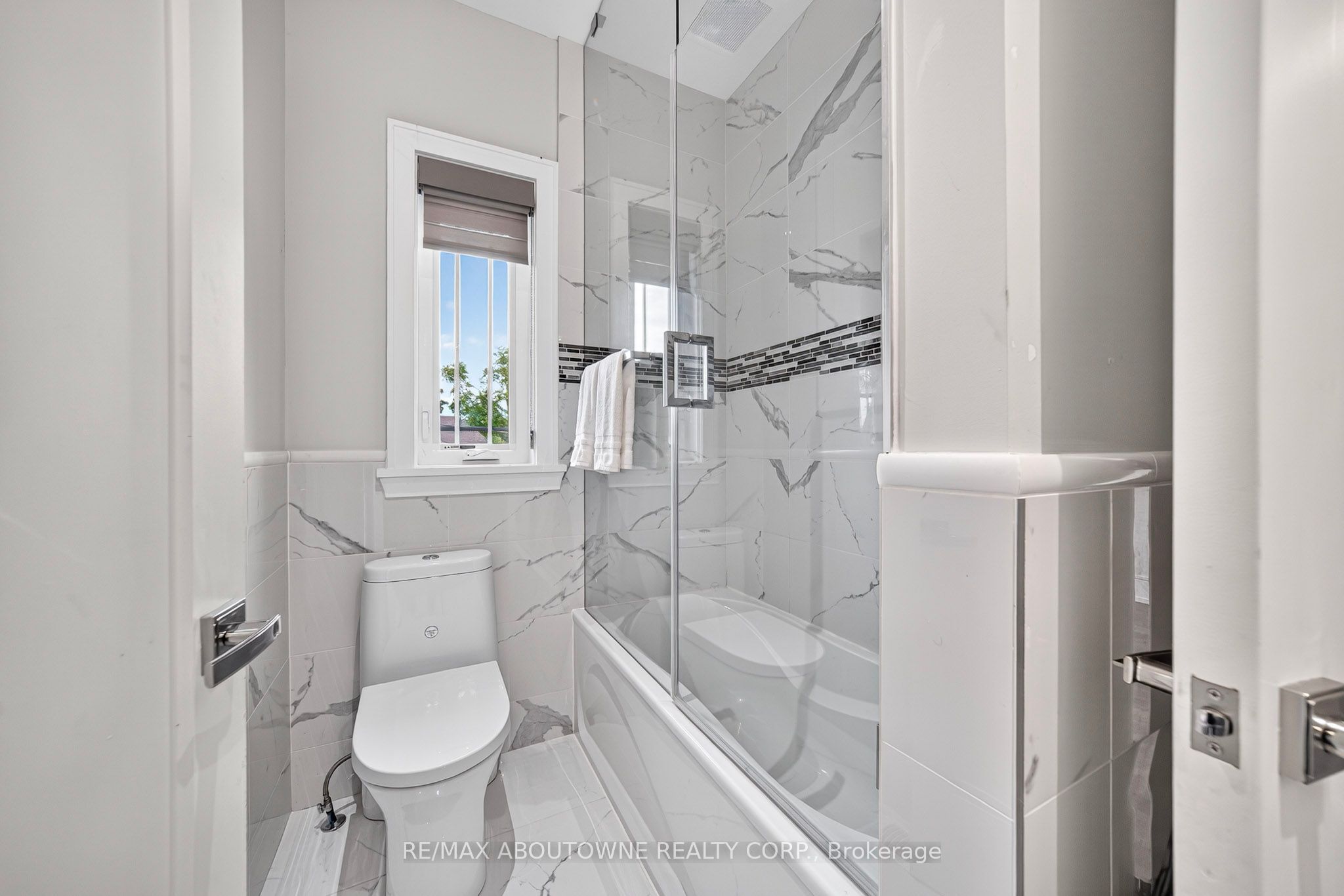 408 Seabourne Drive, Oakville ‣ W14122148 408 Seabourne Drive, Oakville ‣ W14122148