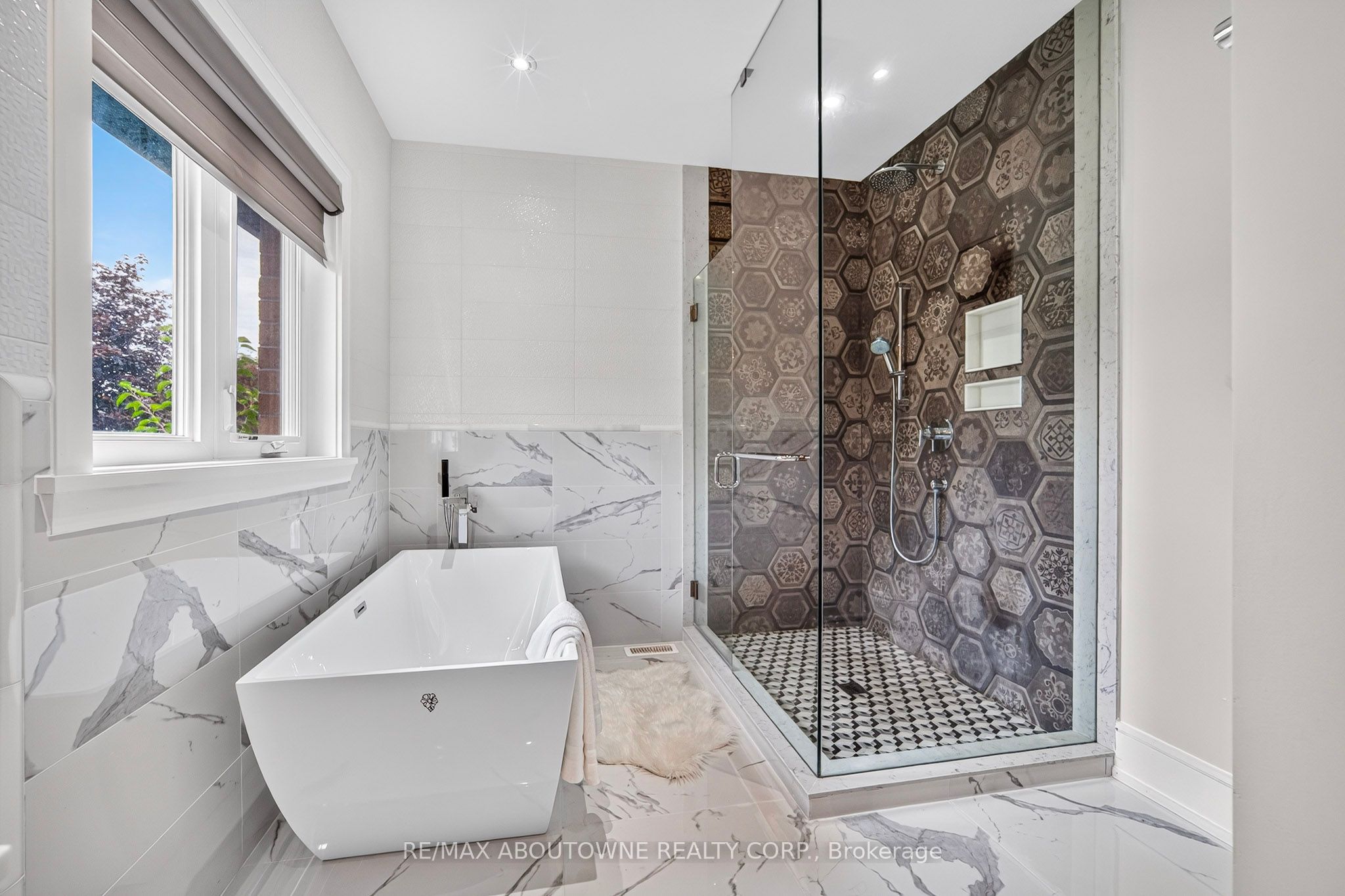 408 Seabourne Drive, Oakville ‣ W14122148 408 Seabourne Drive, Oakville ‣ W14122148