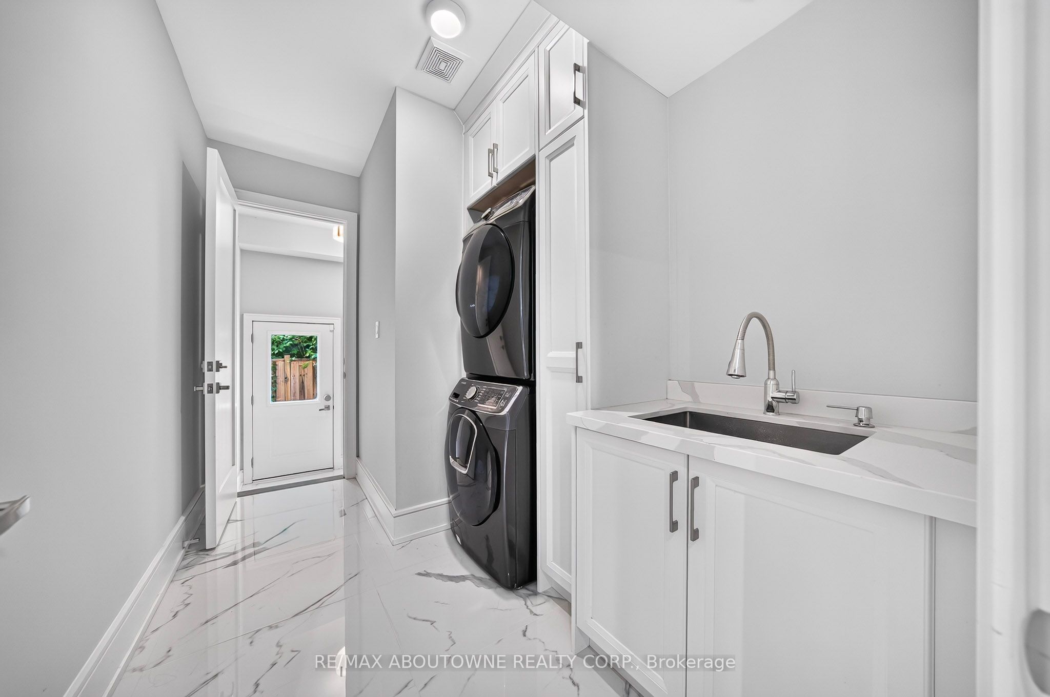 408 Seabourne Drive, Oakville ‣ W14122148 408 Seabourne Drive, Oakville ‣ W14122148