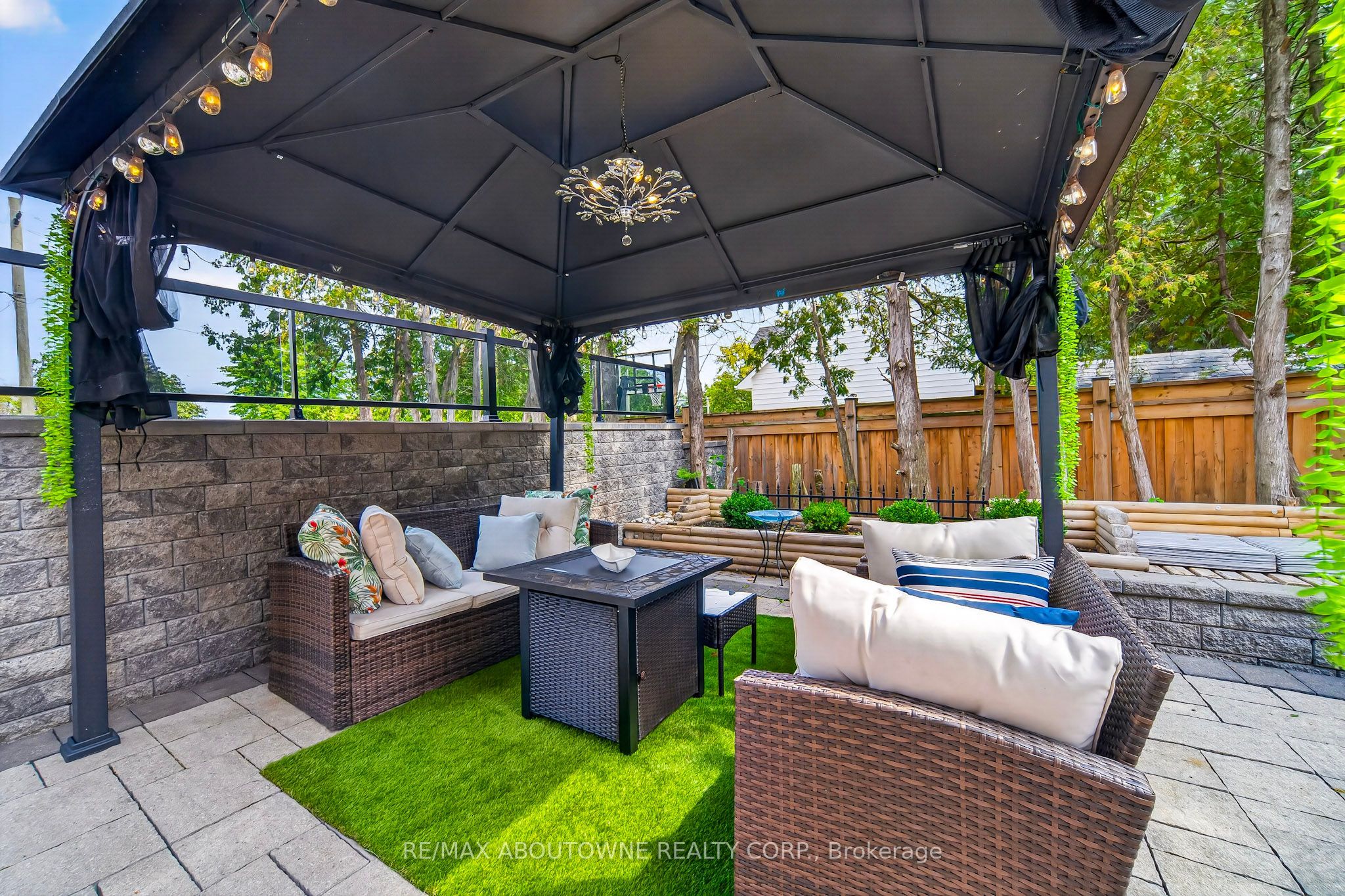 408 Seabourne Drive, Oakville ‣ W14122148 408 Seabourne Drive, Oakville ‣ W14122148