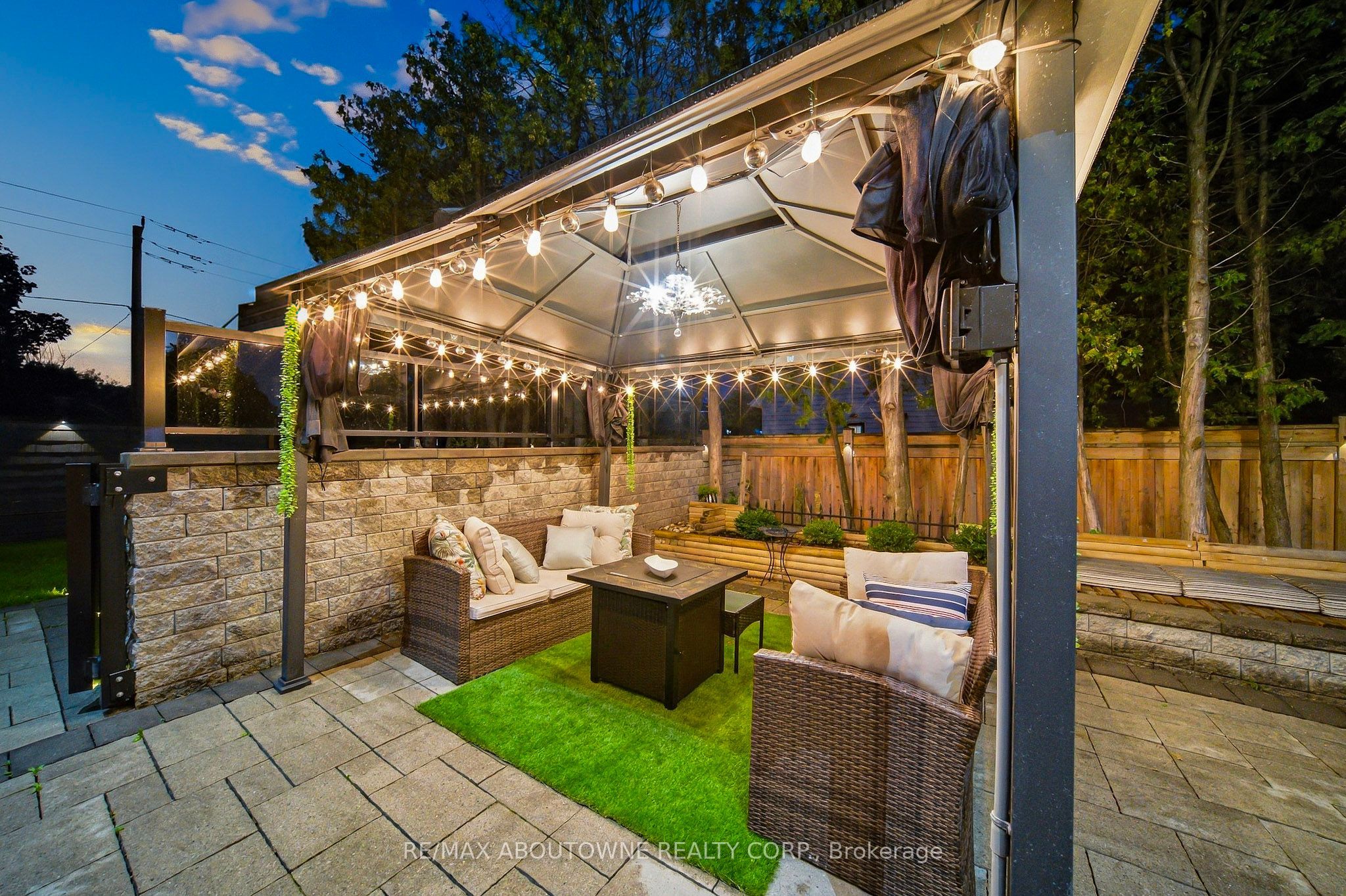 408 Seabourne Drive, Oakville ‣ W14122148 408 Seabourne Drive, Oakville ‣ W14122148