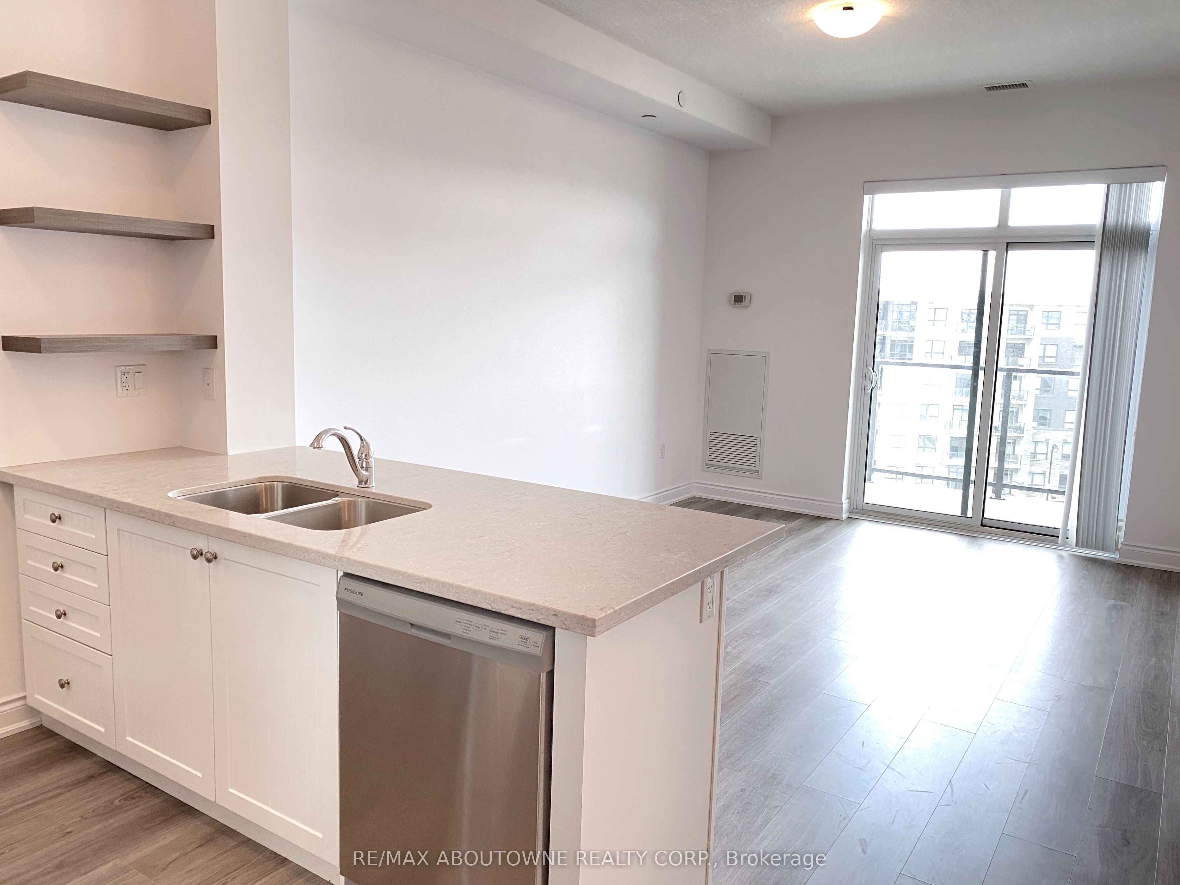 6 – 125 Shoreview Place, Hamilton ‣ X12477074 6 – 125 Shoreview Place, Hamilton ‣ X12477074