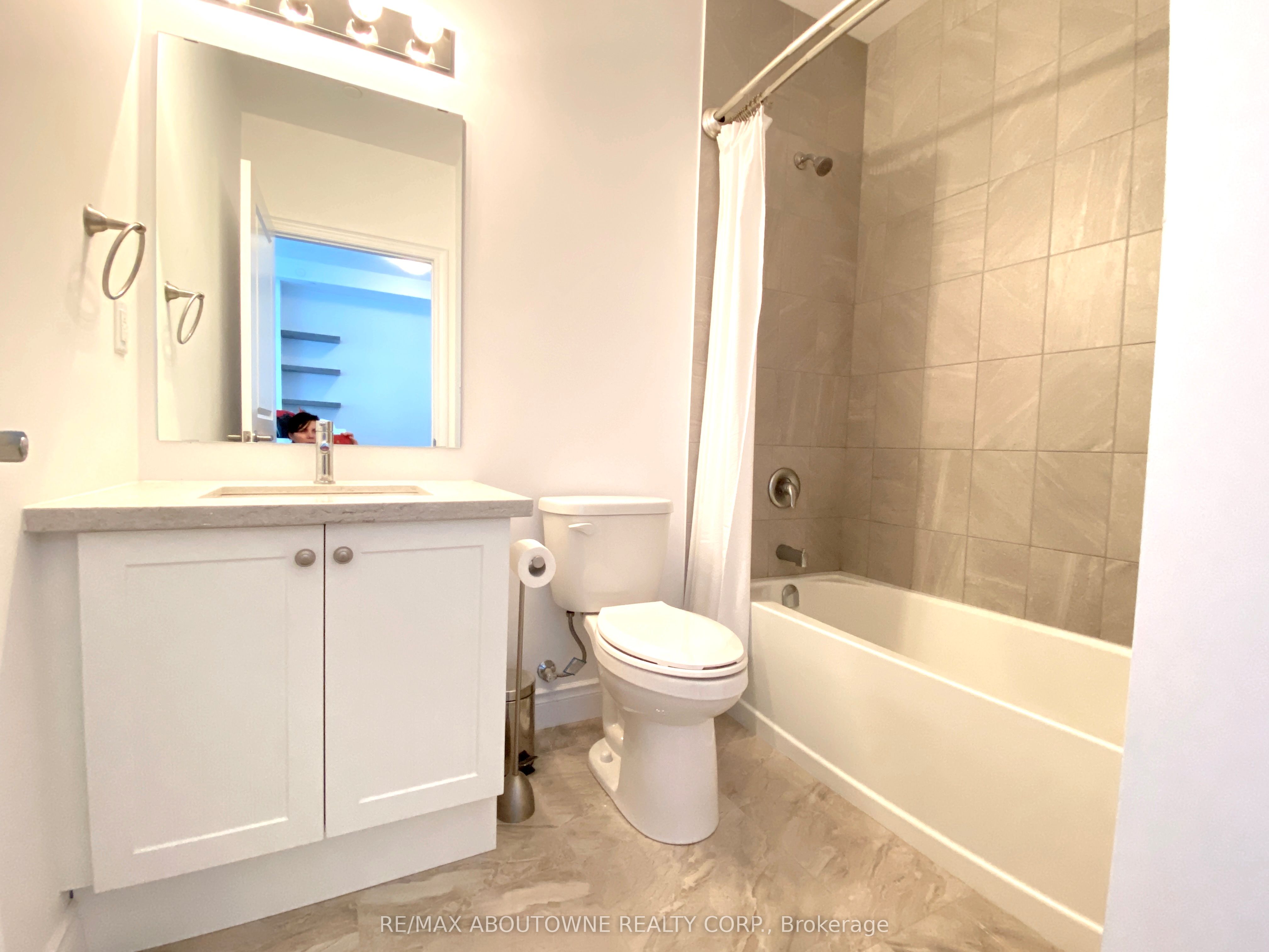 6 – 125 Shoreview Place, Hamilton ‣ X12477074 6 – 125 Shoreview Place, Hamilton ‣ X12477074